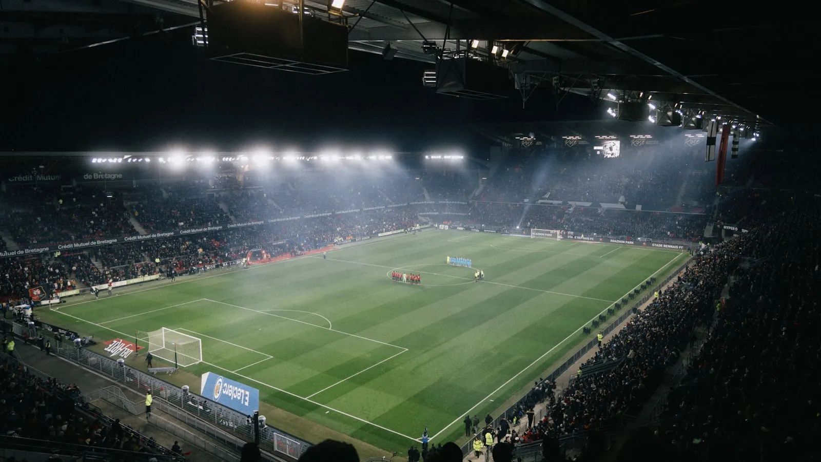 Stadiono prožektoriai vakaro danguje