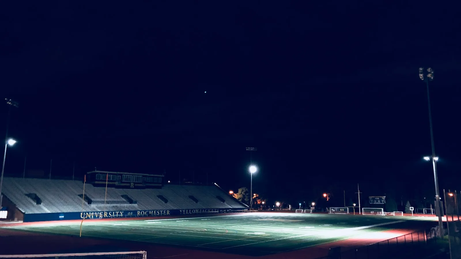 Futbolo stadionas naktį po prožektoriais